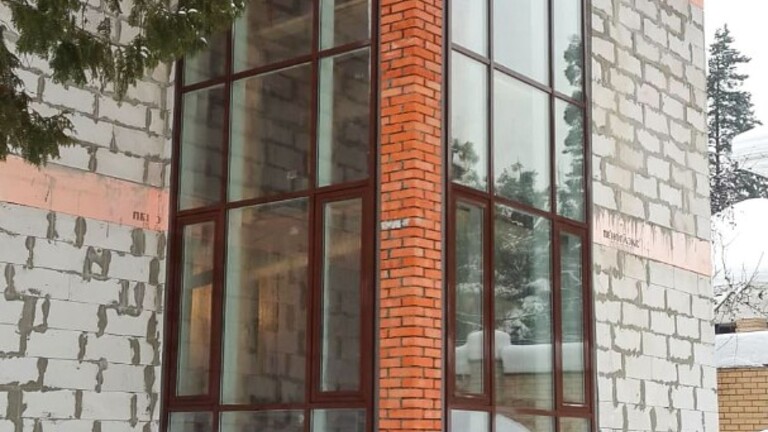 Коттедж с панорамными алюминиевыми окнами