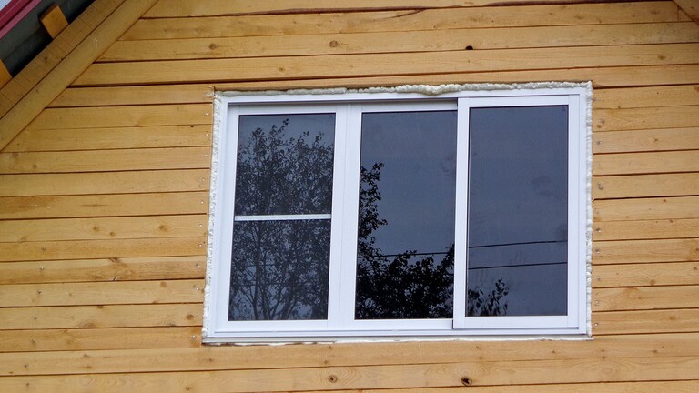 Раздвижное окно в дачном домике