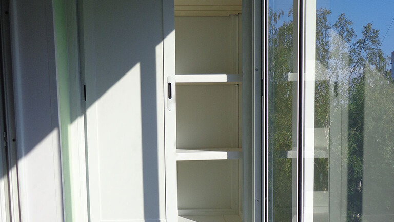 Шкаф на балконе с алюминиевыми окнами