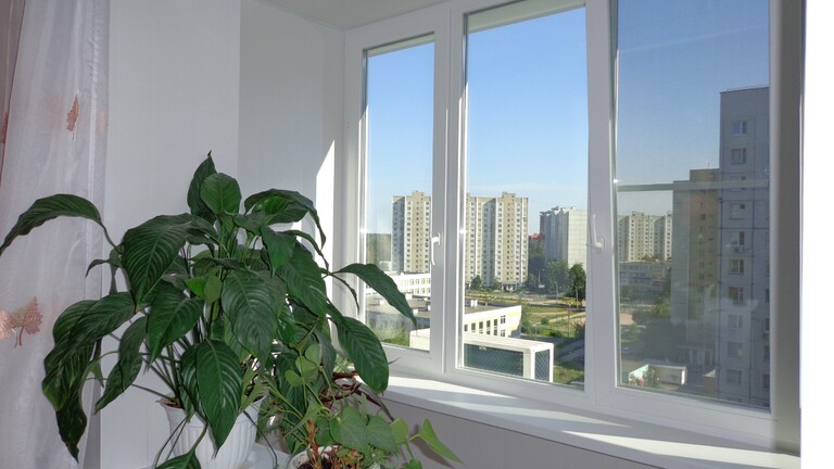 Балкон с теплыми окнами из ПВХ