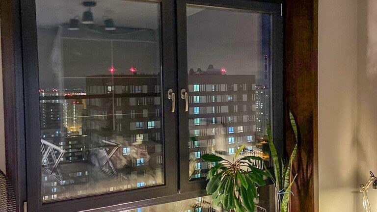 Ламинированные пластиковые окна черного цвета в квартире